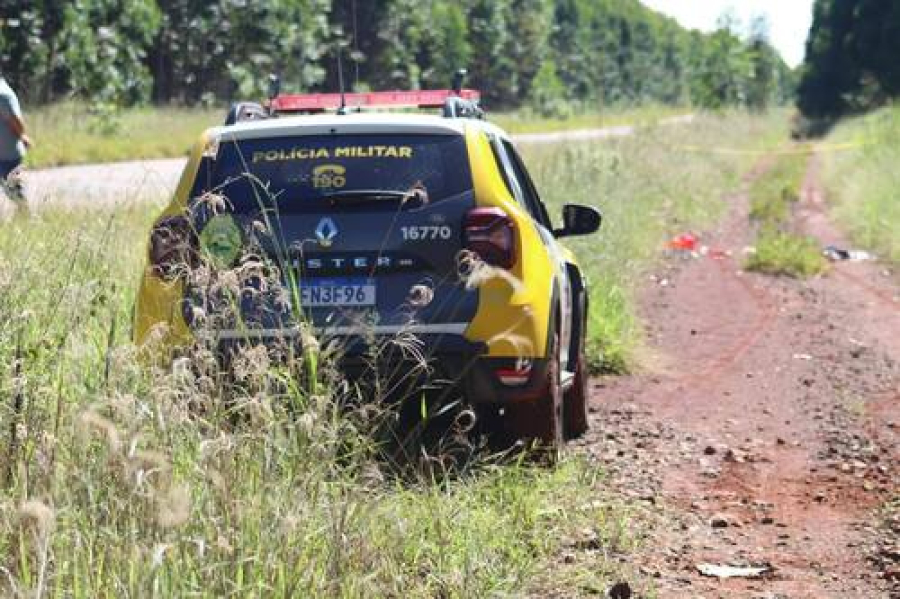 Casal é encontrado morto à beira de estrada.