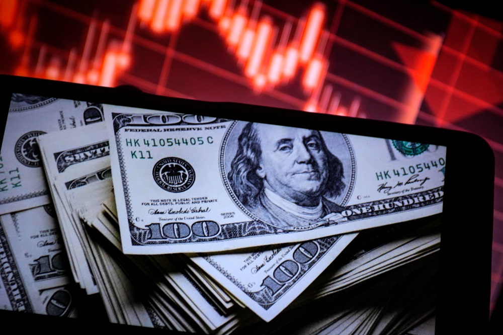 Dólar dispara e vai a R$ 5,00