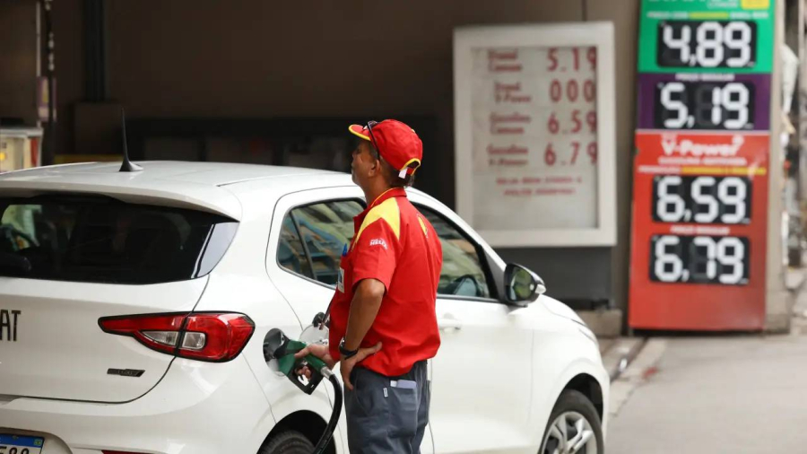 Governo zera impostos federais da gasolina.