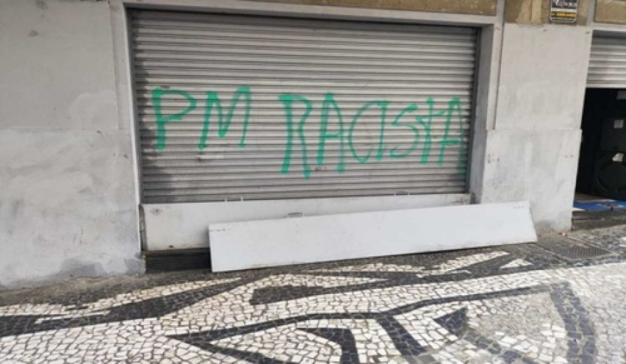 Universitárias são flagradas PICHANDO.