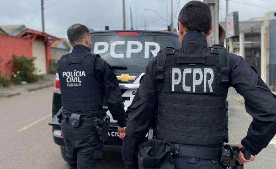 Preso, policial penal em operação contra crimes, em presídios.