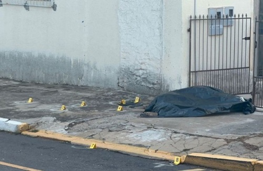 Homem com tornozeleira e gestante são executados.