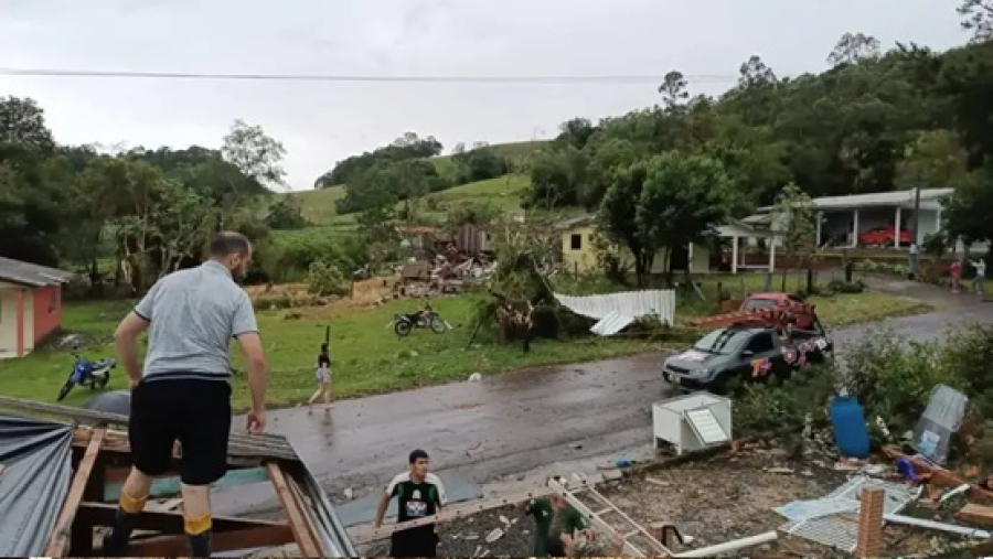 Paraná tem 193 mil unidades sem energia elétrica.