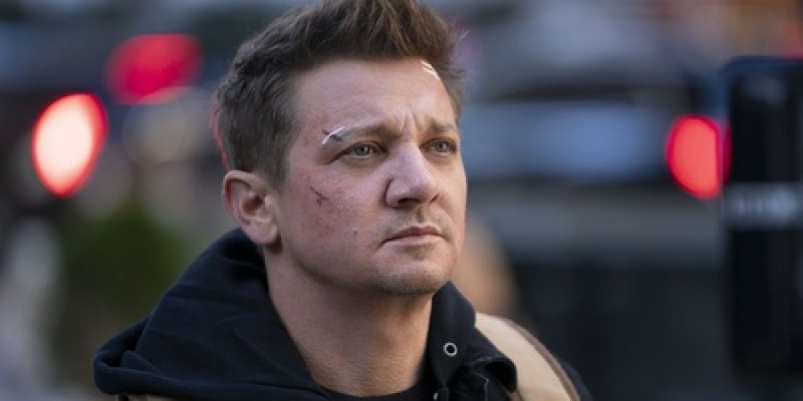 Jeremy Renner é acusado de ameaças e assédio sexual 