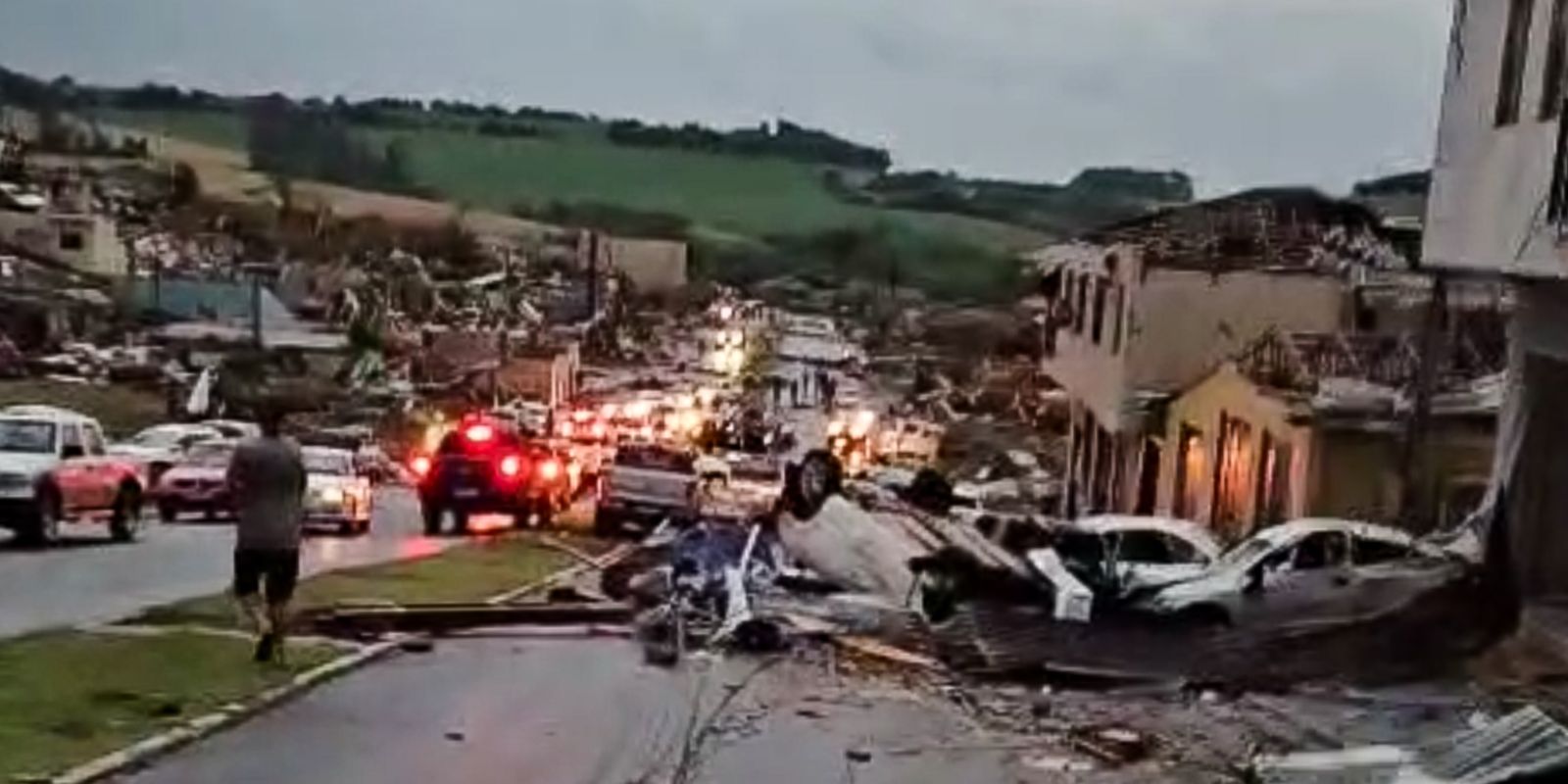 Ciclone causa destruição, deixa 6 mortos e 400 feridos 