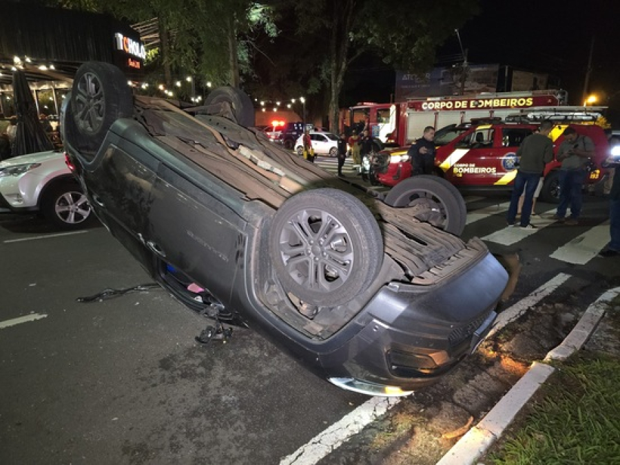 Motorista alcoolizado provoca capotamento e foge.