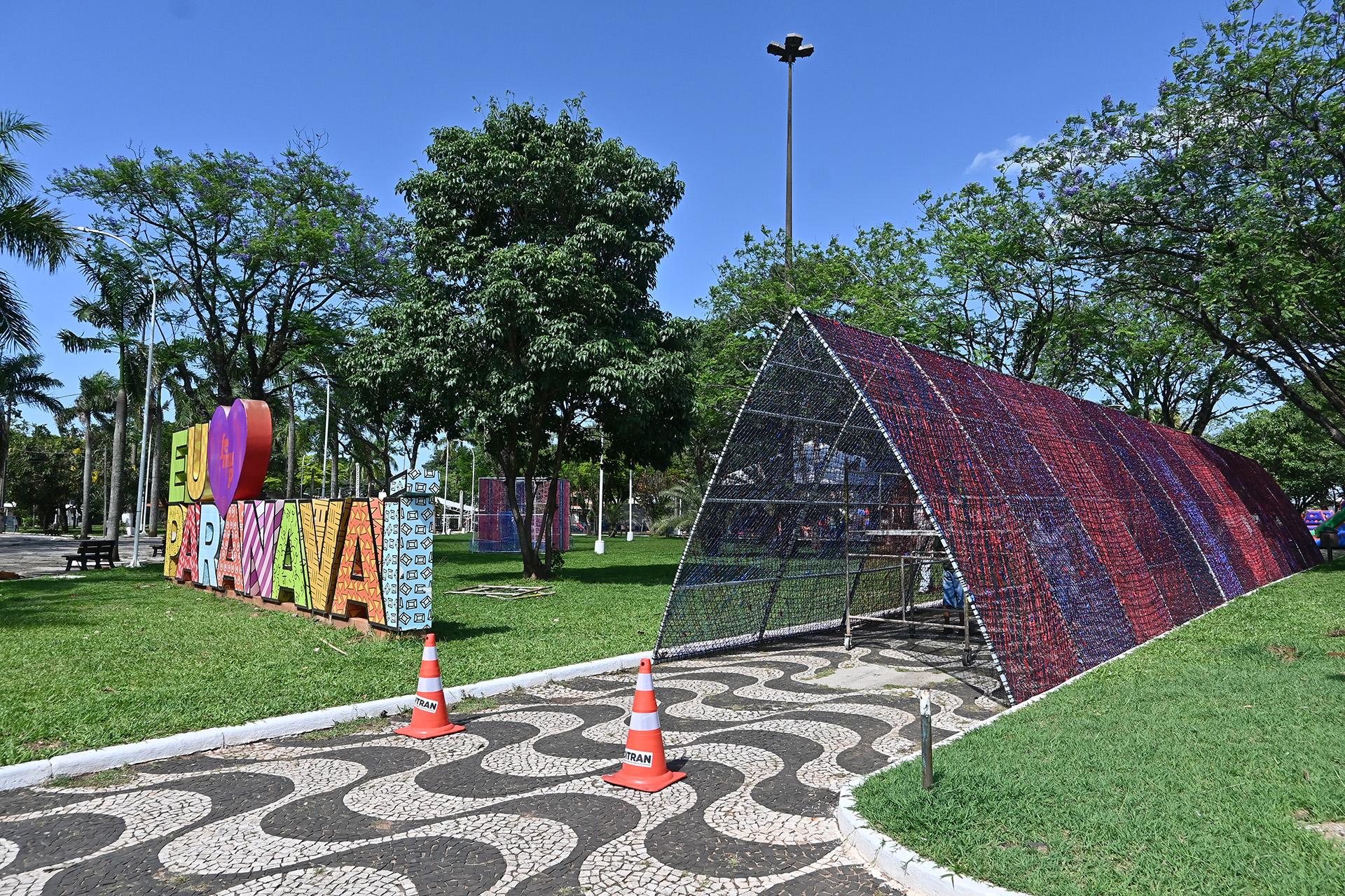 Paranavaí começa a instalar decoração de Natal