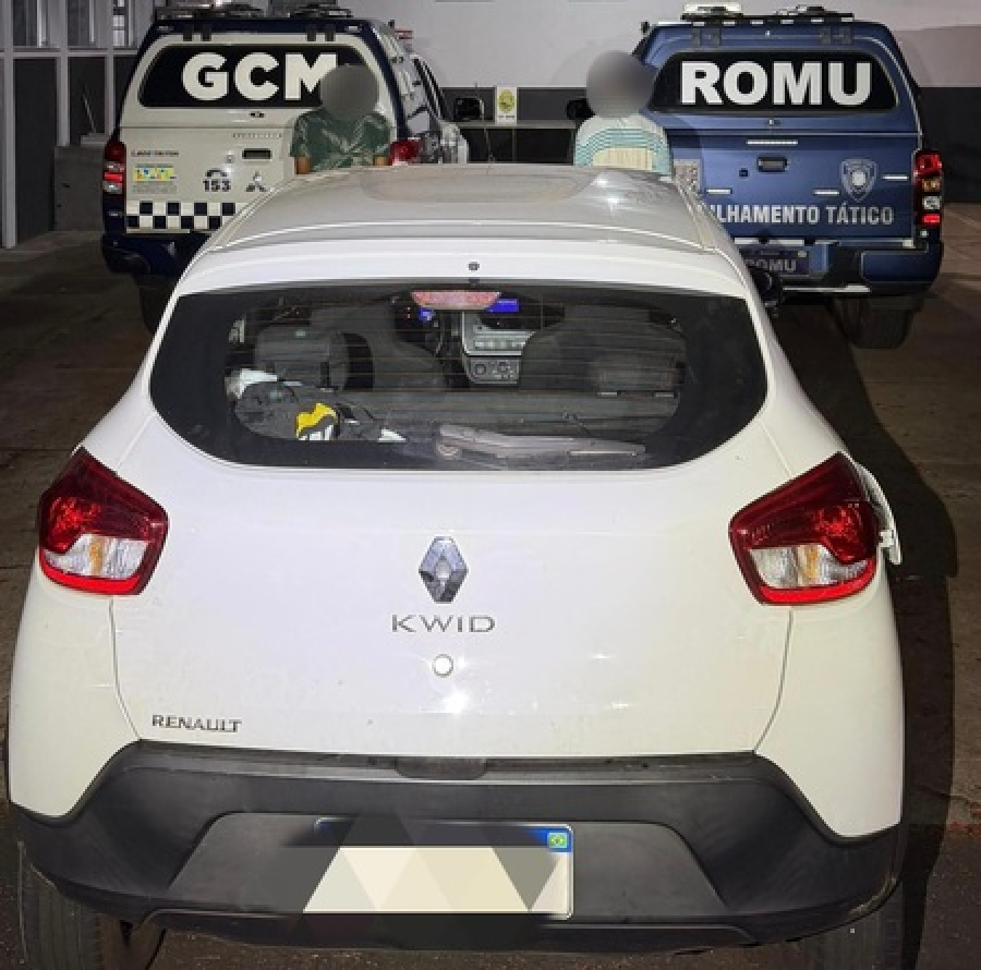 Recuperado veículo roubado com moradores de rua.