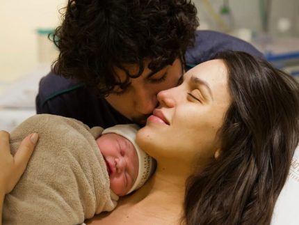Rafa e Nattan registram filha com o nome artístico
