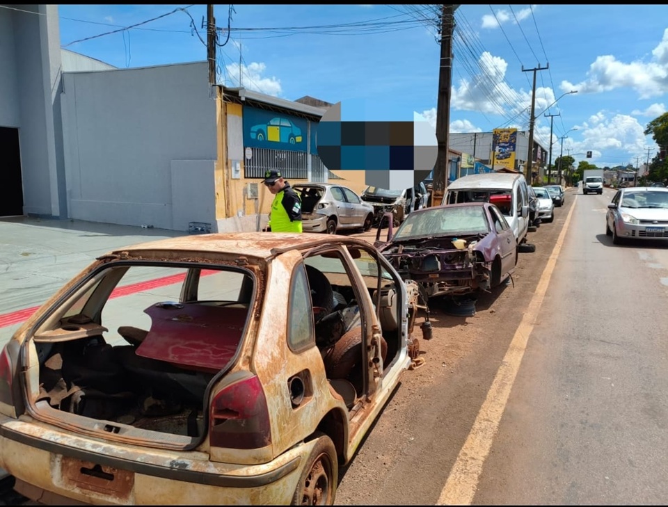 Recolhimento de carros em abandono nas vias