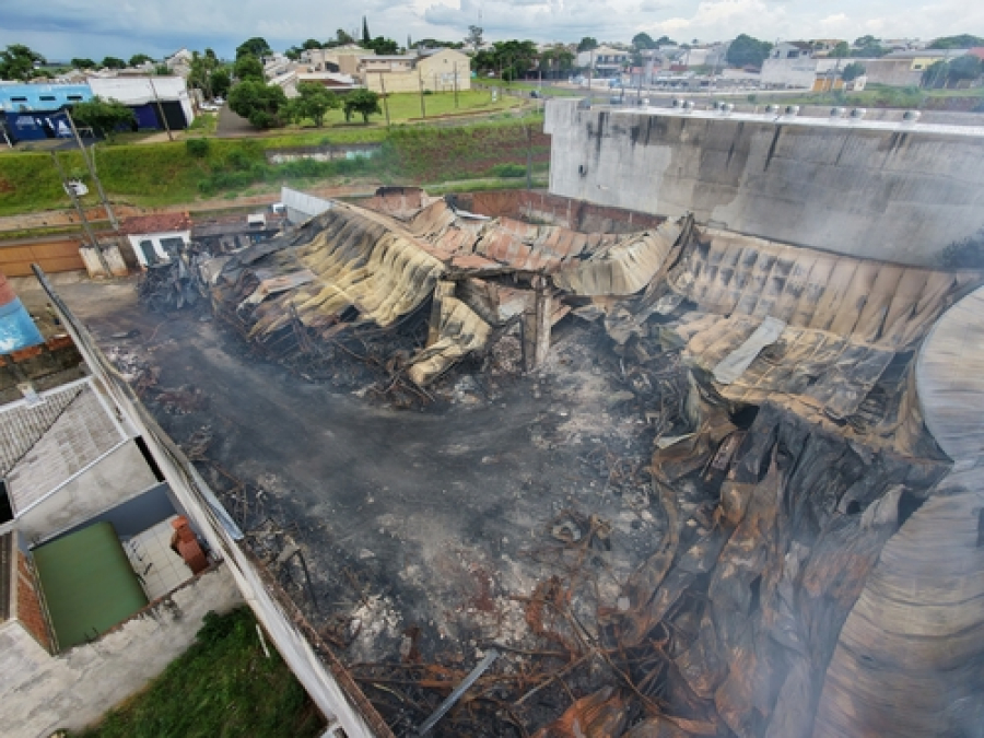Incêndio destruiu unidade industrial, em Maringá