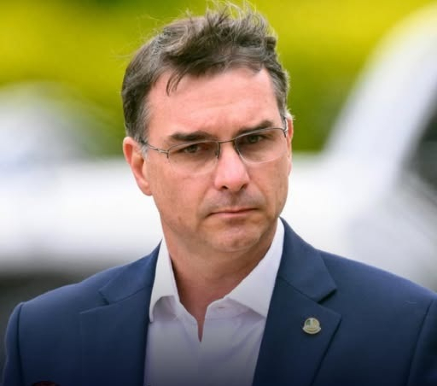 Flávio Bolsonaro avalia defender fim da reeleição. 