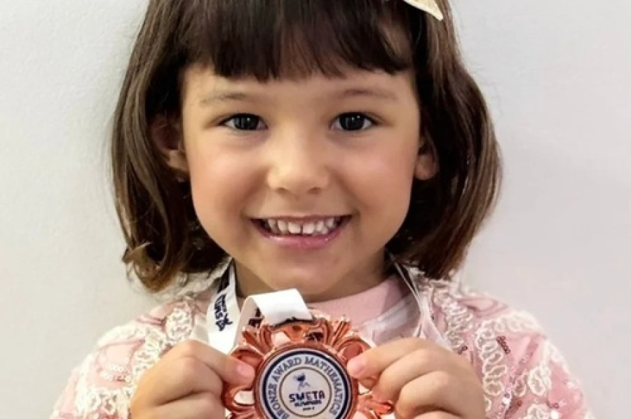 Baiana de 4 anos ganha medalha em competição.