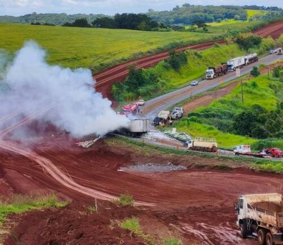 Colisão entre caminhões causa incêndio