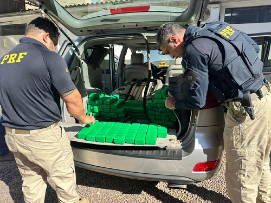 PRF apreende 170 kg de maconha em uma SUV. 