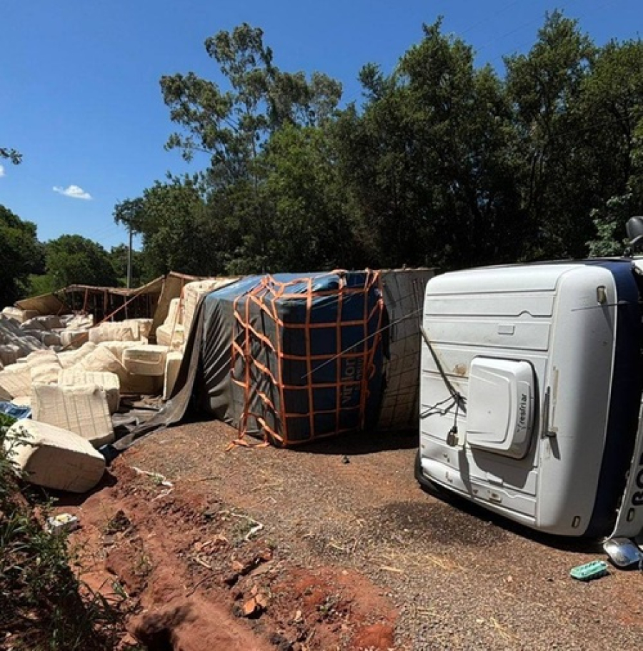 Caminhão com algodão tomba na PR-182 