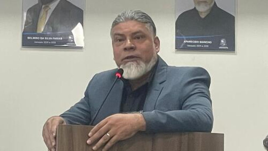 Vereador cobra uniformes e materiais escolares