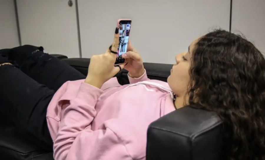 Crianças que usam menos telas, regula melhor as emoções.