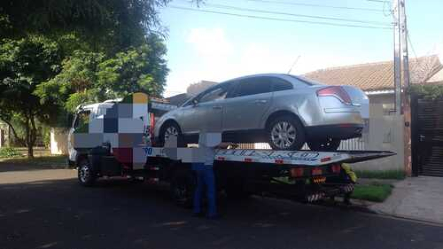 Veículo com R$ 15 mil em débitos é apreendido.