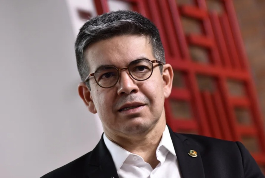 “Nos curvamos”, diz o líder do governo.