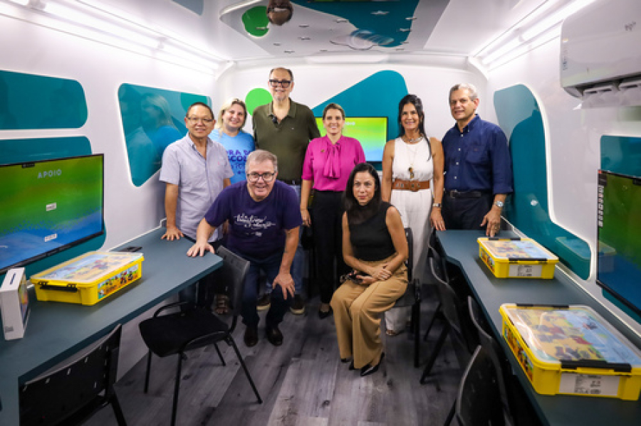 Em Maringá, ônibus leva inovação e robótica