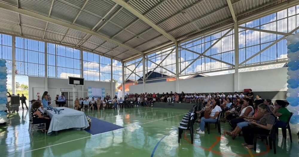 Prefeitura inaugura quadra coberta 