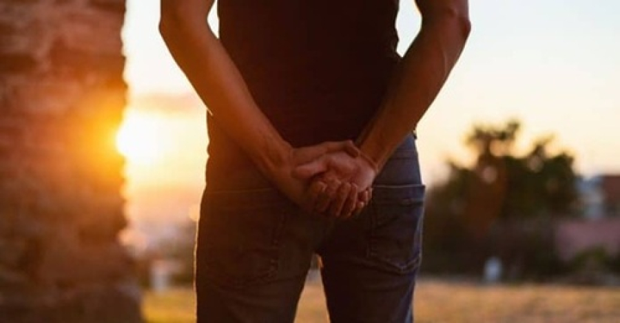 O andar com as mãos para trás.!!