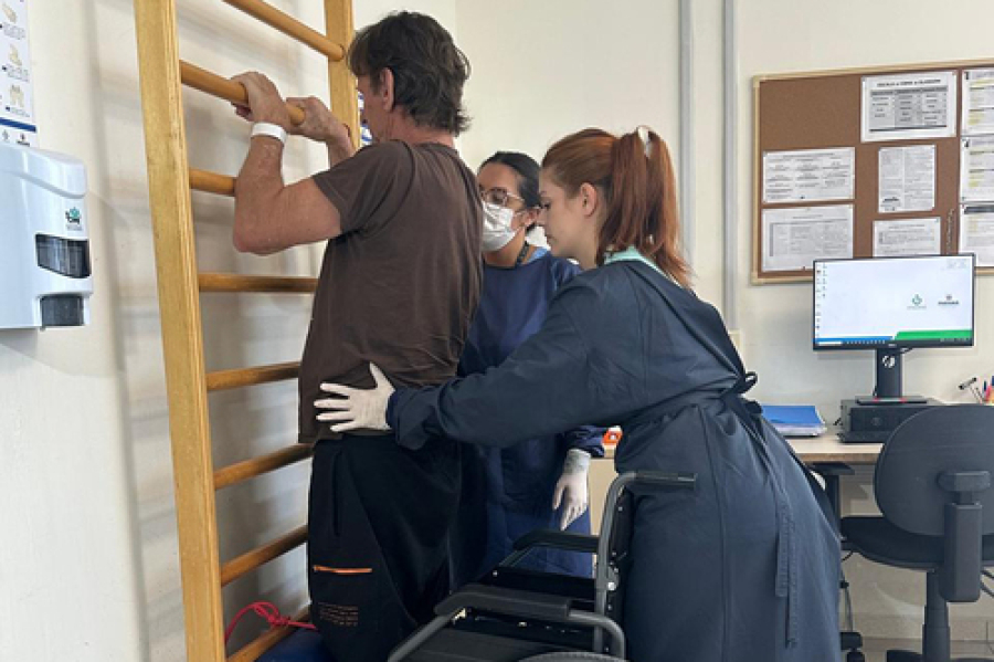 Paciente inicia fisioterapia após polilaminina.