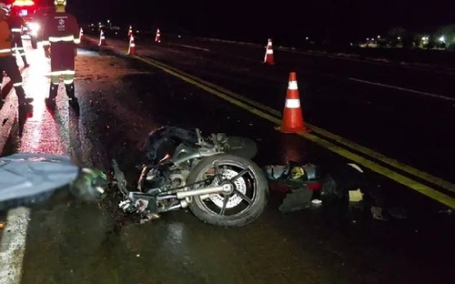 Colisão mata policial e trabalhador.