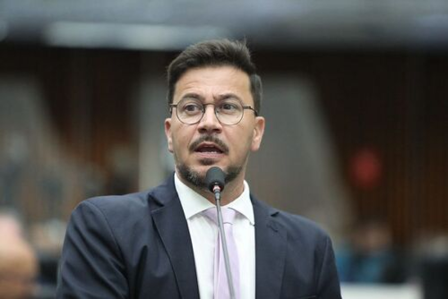 CCJ barra propostas do deputado Arilson 