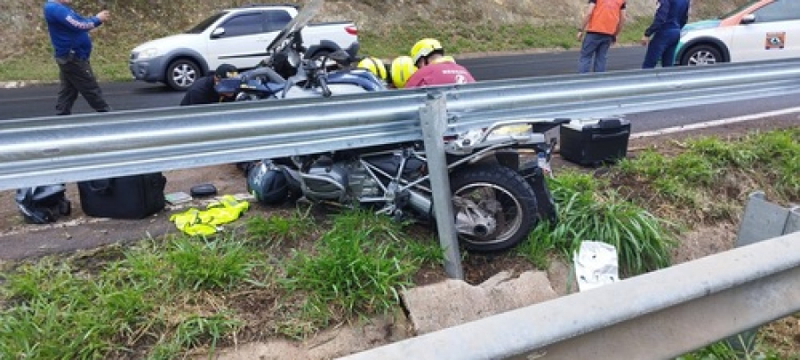 Motociclista e passageira ficam feridos em acidente