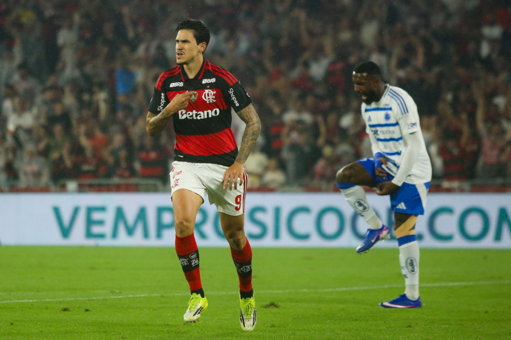 Flamengo vence Cruzeiro por 2 a 0 no Maracanã