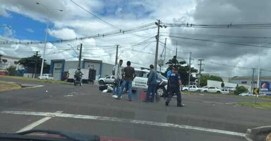 Motociclista morre em colisão com ônibus escolar 