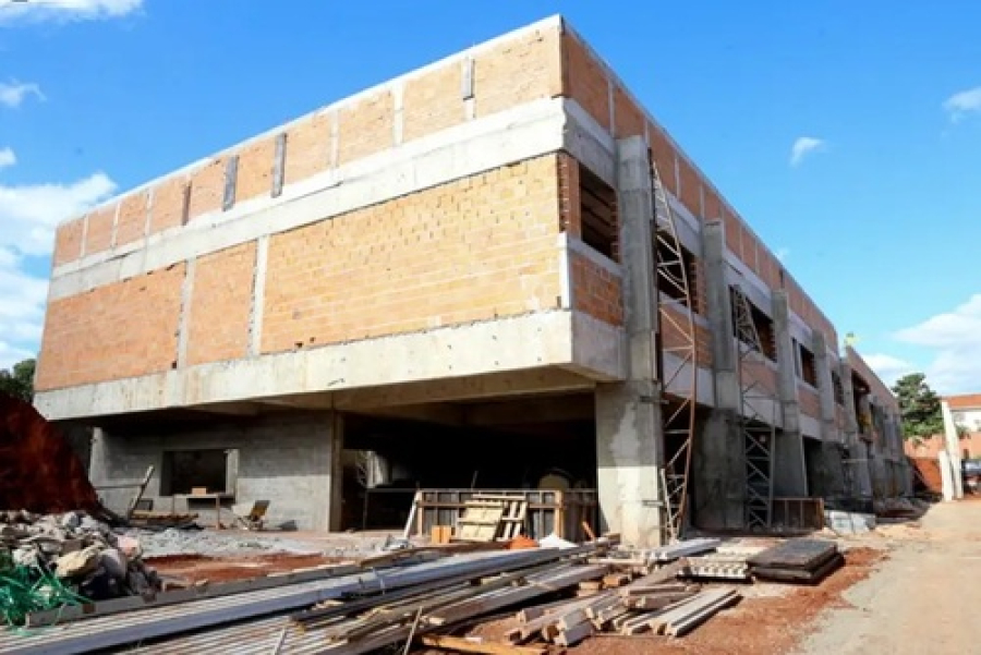 O  abandono de obras em Maringá.