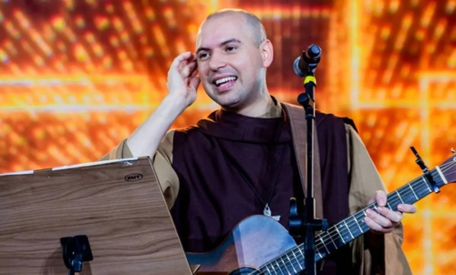 Frei Gilson lidera construção de centro religioso.