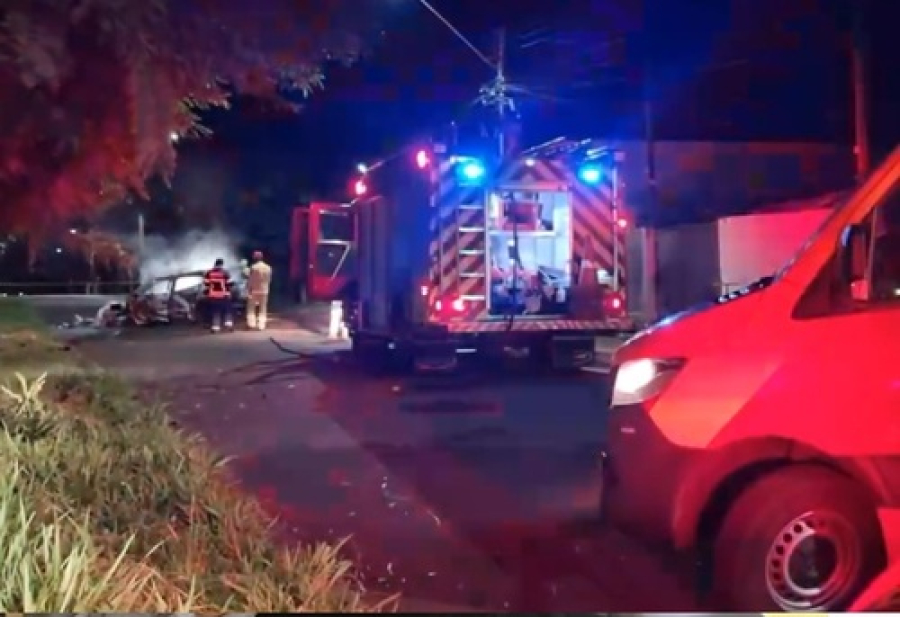 Jovem morre após carro colidir contra árvore.