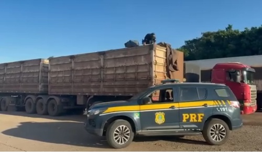 PRF apreende bitrem carregada de cigarros.