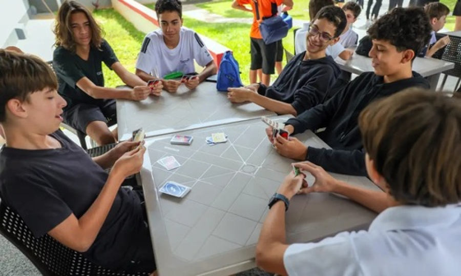 Pesquisa avalia impacto da lei sobre o uso de celulares nas escolas