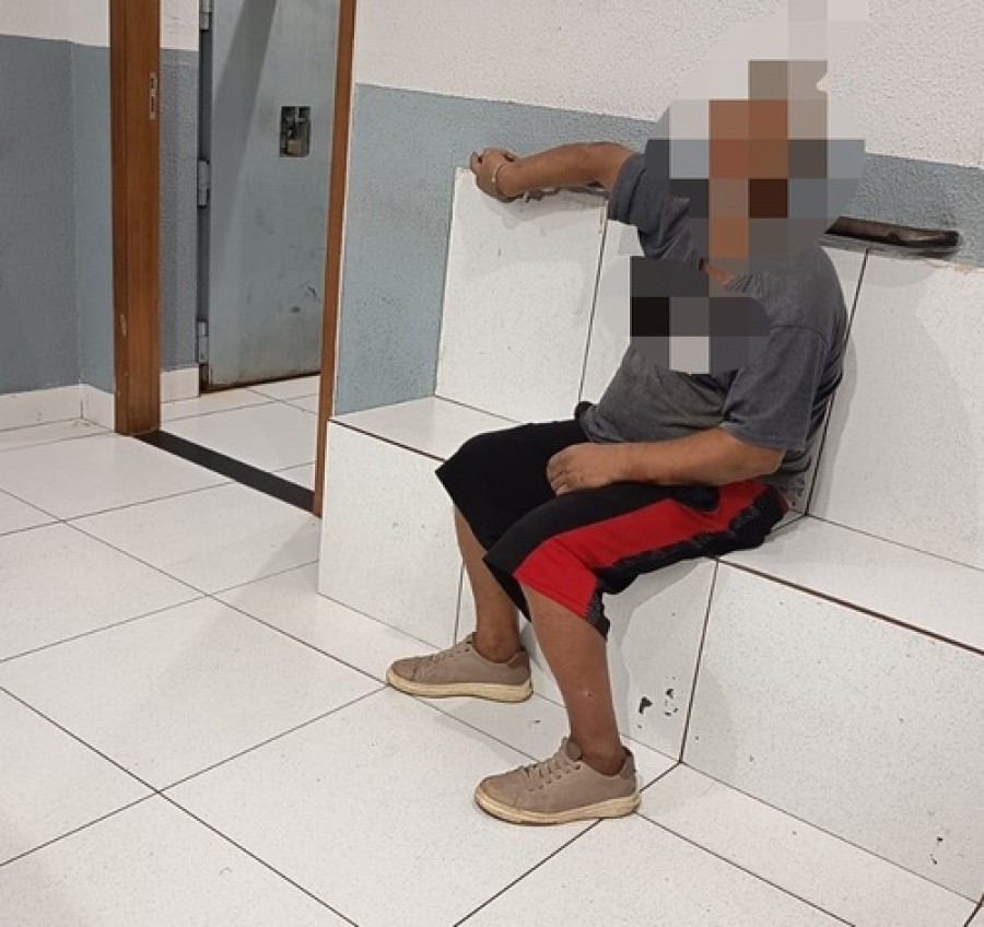 Homem é preso após agredir mulher com criança no colo 