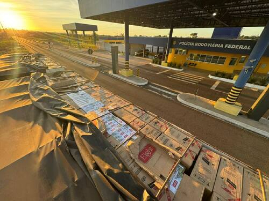 PRF prende bitrem com 600 mil maços de cigarros