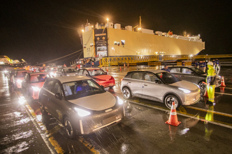 Porto registra maior desembarque de veículos elétricos.