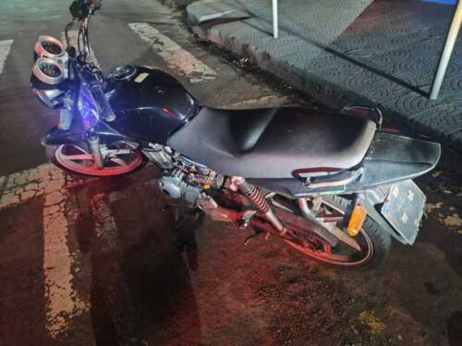 Jovem abordado com moto adulterada.