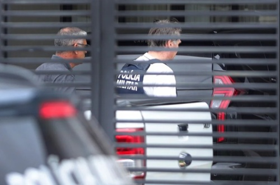 Bolsonaro deixa hospital e já está em sua casa