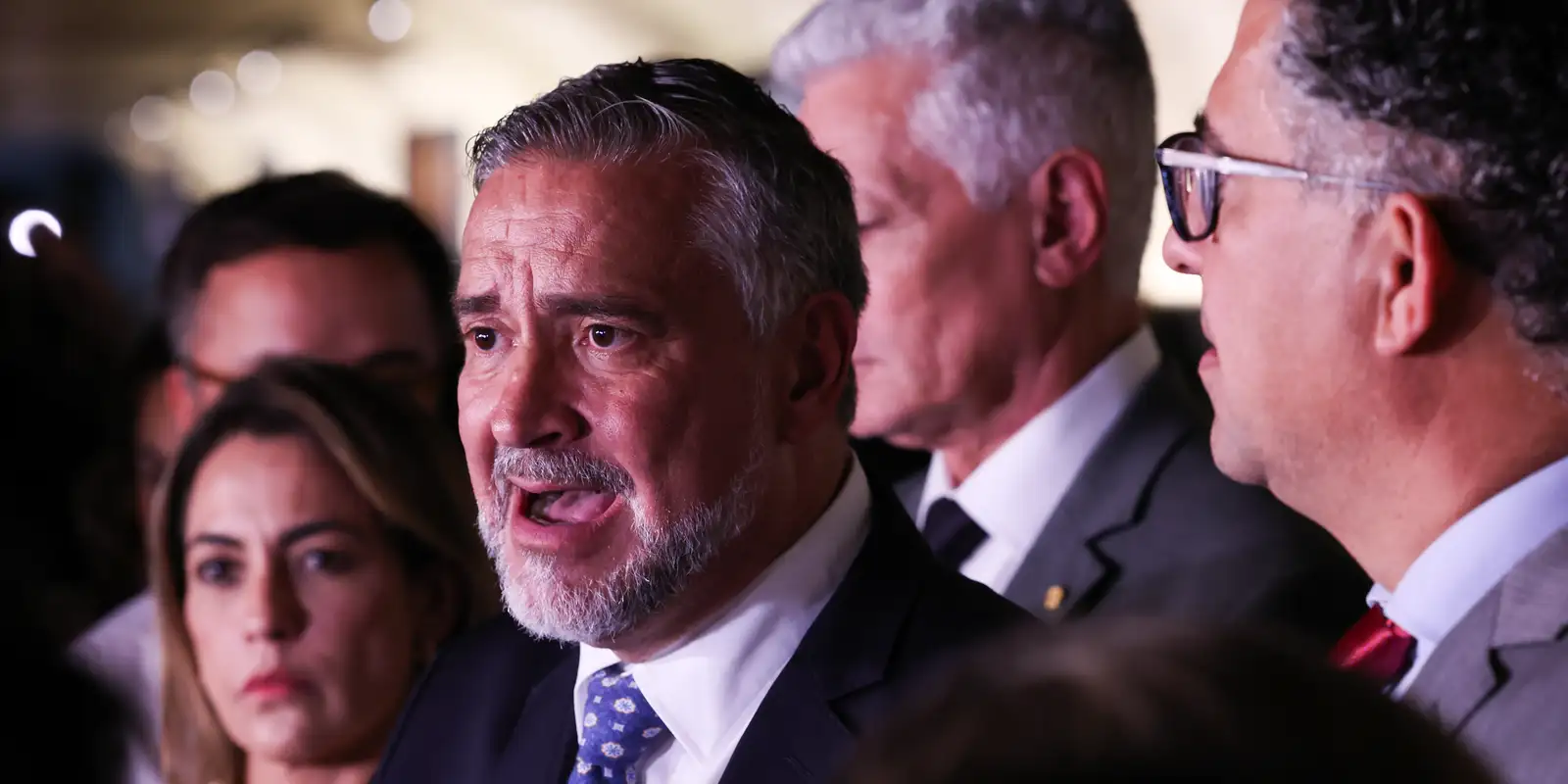 Base do governo pede indiciamento de Bolsonaro