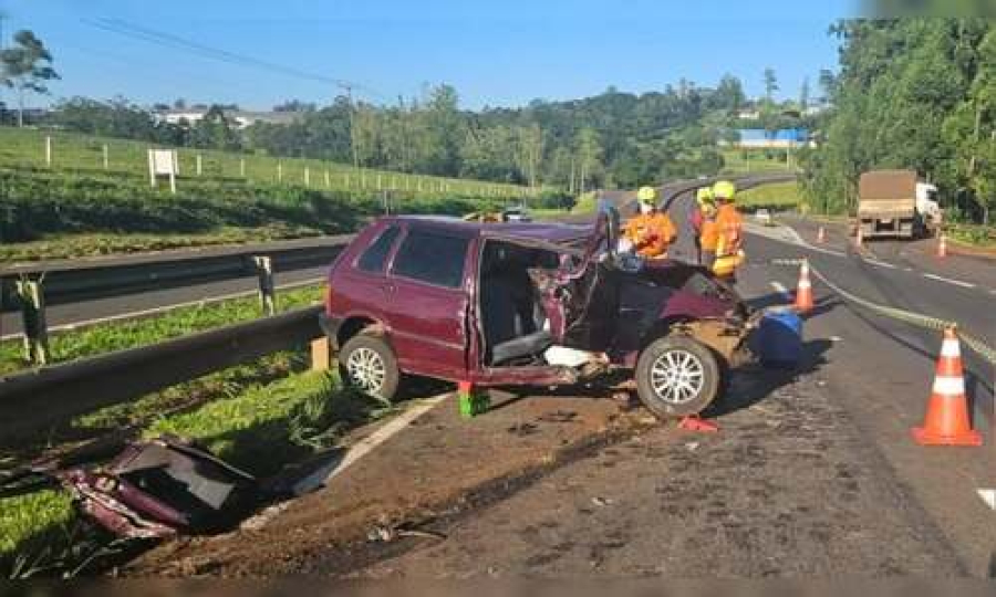 Motorista morre em colisão com carreta.