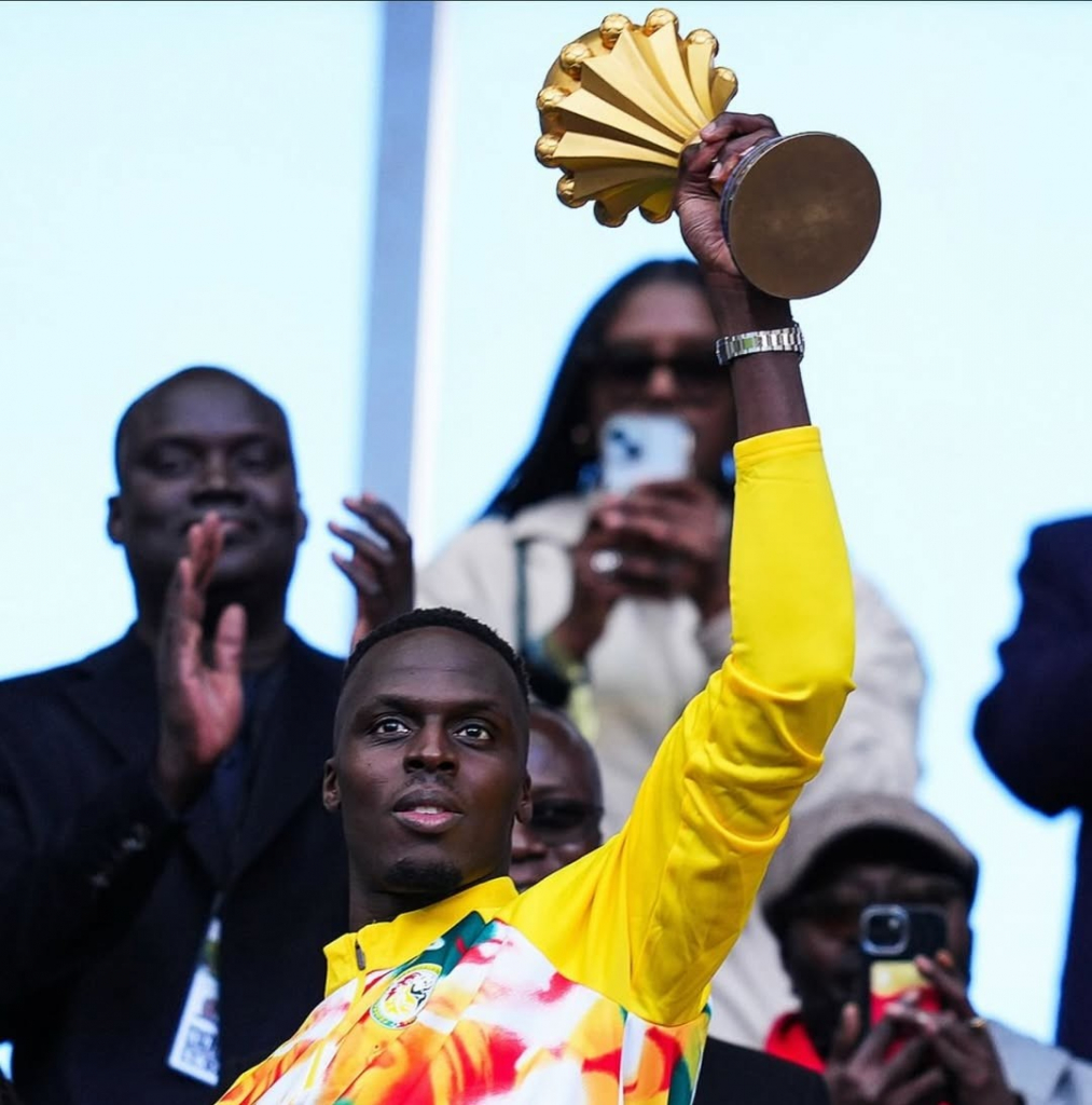 Senegal exibe troféu da Copa Africana das Nações