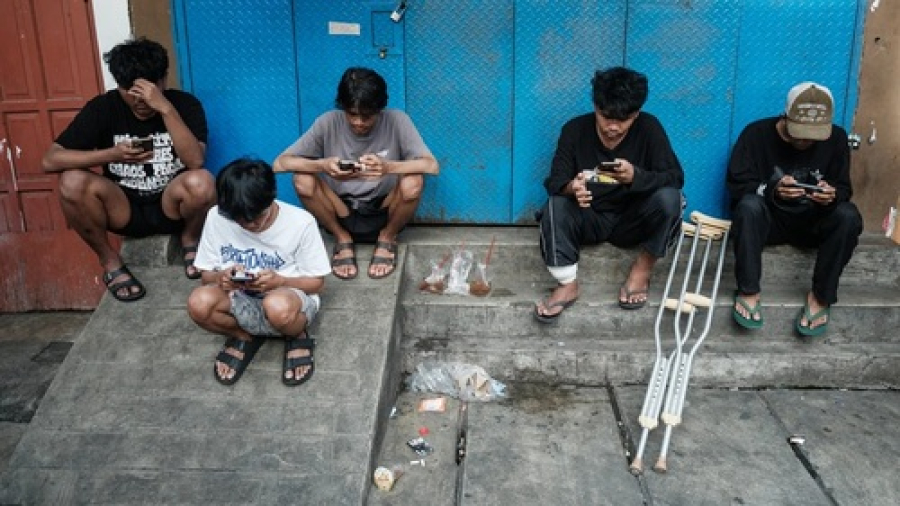 Indonésia proíbe redes sociais a menores.