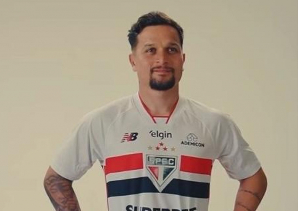 Artur exalta companheiros e torcida e faz 1º treino