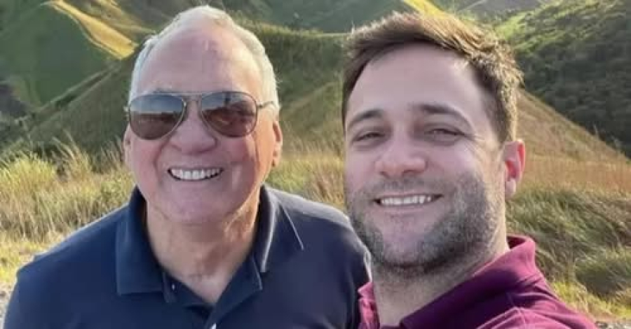 Pai e filho morrem em queda de avião