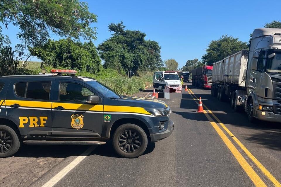 Motociclista morre após colisão com caminhão 